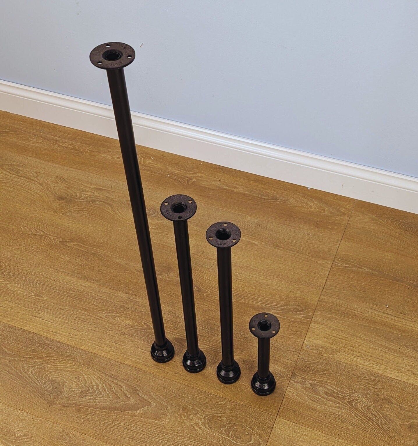 customizable furniture legs made from 3/4&amp;quot; malleable pipe in steampunk style. Available in various colours and adjustable heights from 10cm to 120cm. Ideal for enhancing furniture or DIY projects.